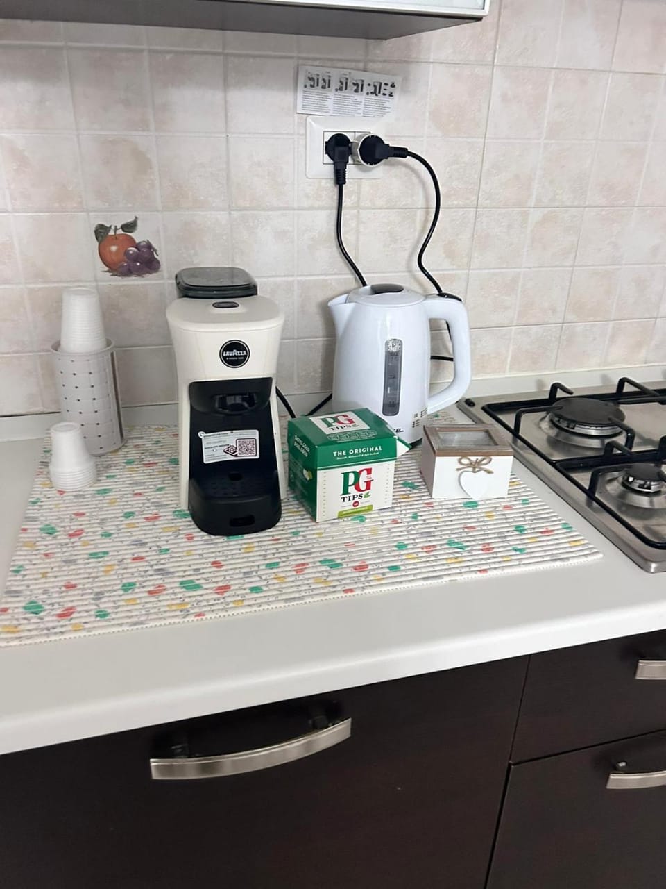 Coffee/tea facilities, Kitchen or kitchenette, stove