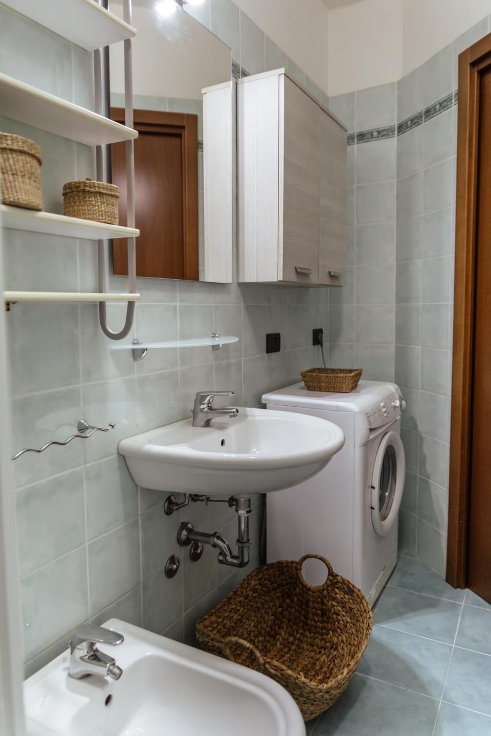 Bathroom, washing machine