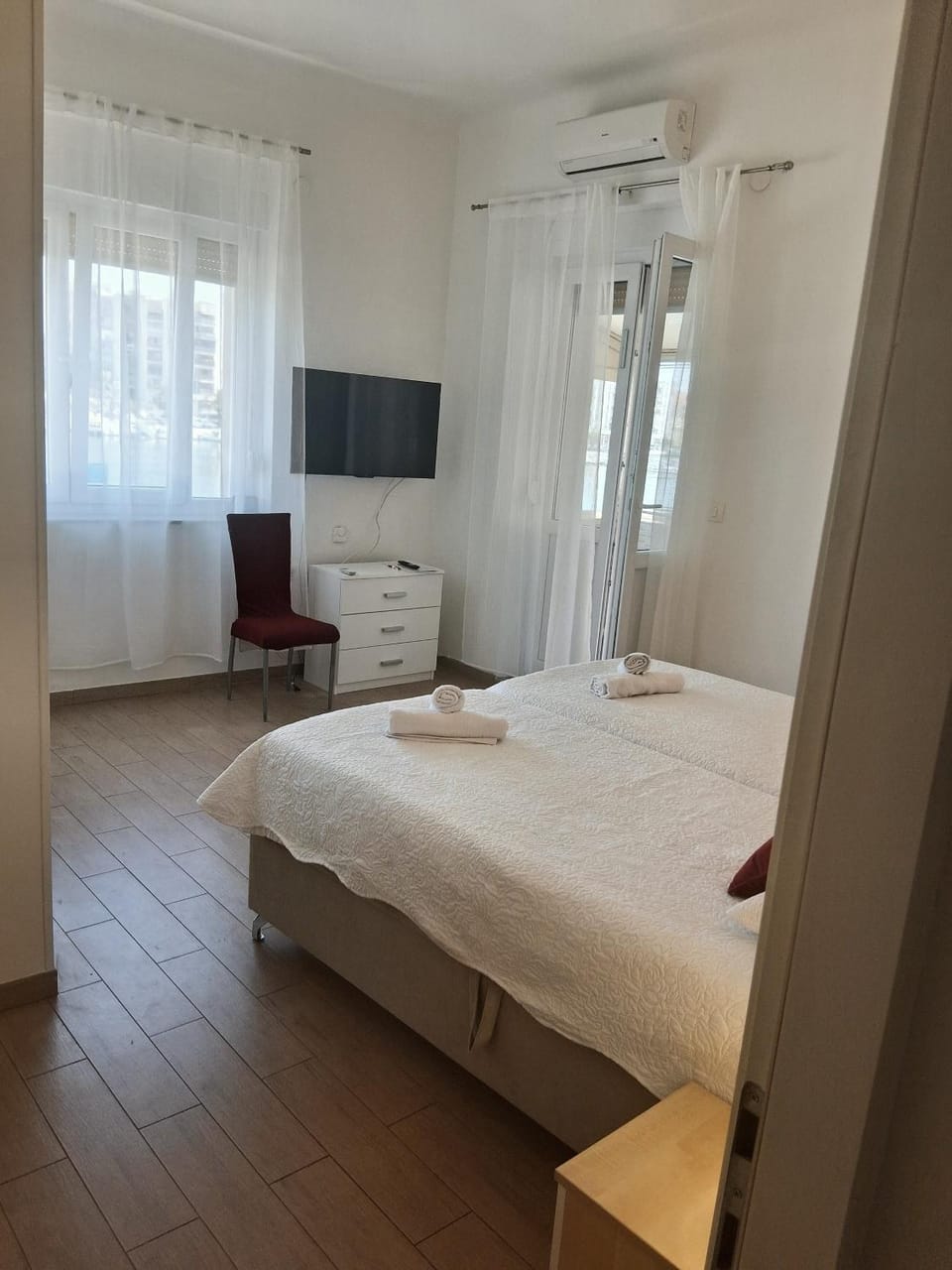 TV and multimedia, Photo of the whole room, towels