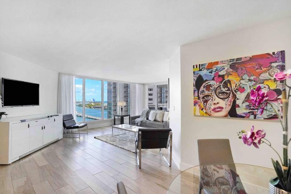 TV and multimedia, Balcony/Terrace, Living room, Decorative detail, Dining area, City view, Sea view