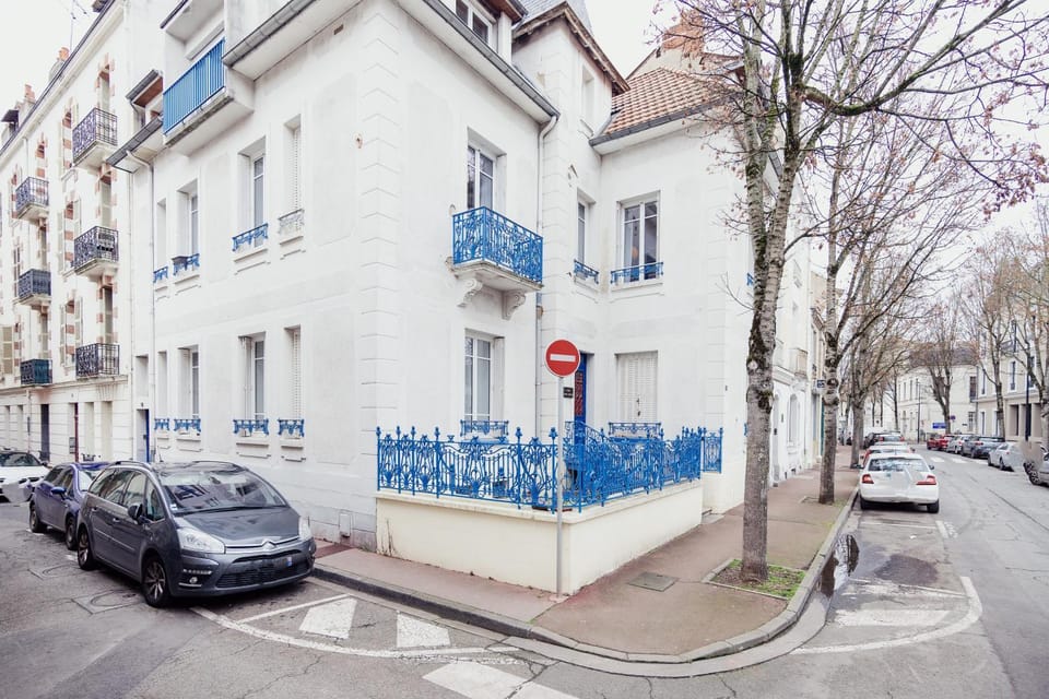 Property building, Neighbourhood, Location, Parking