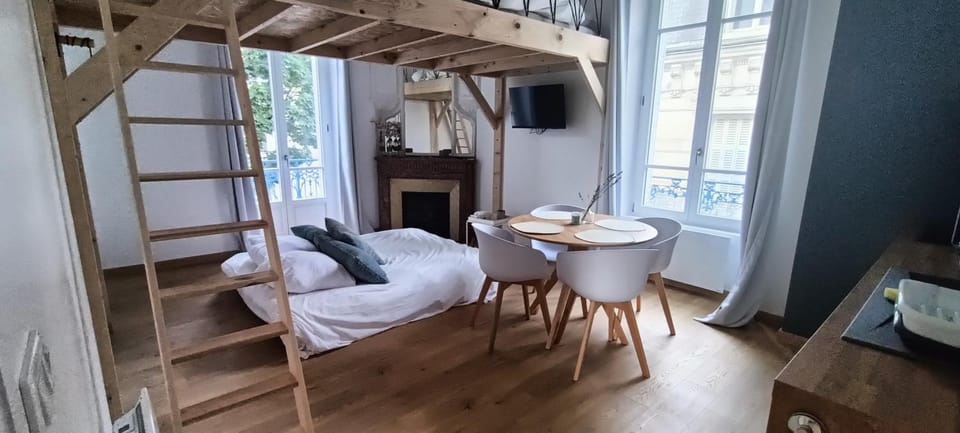 Bed, TV and multimedia, Bedroom, bunk bed