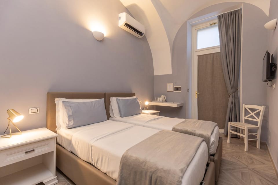 Bed, TV and multimedia, Photo of the whole room, Bedroom, air conditioner