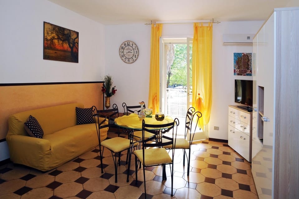 Day, Dining area