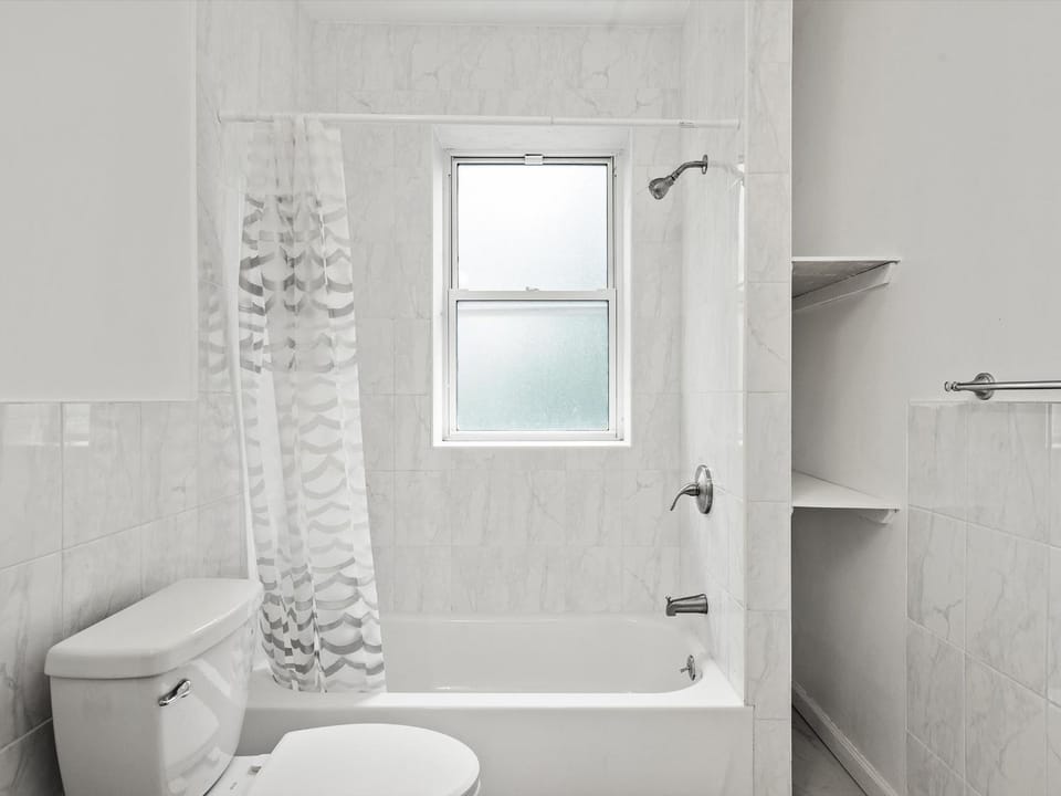 Oakland/University @E Stylish and Central Private Bedroom with Shared Bathroom Vacation rental in Pittsburgh