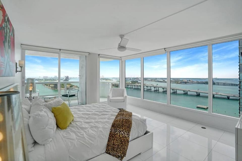 Bed, Bathroom, TV and multimedia, View (from property/room), Balcony/Terrace, Photo of the whole room, Bedroom, Sea view