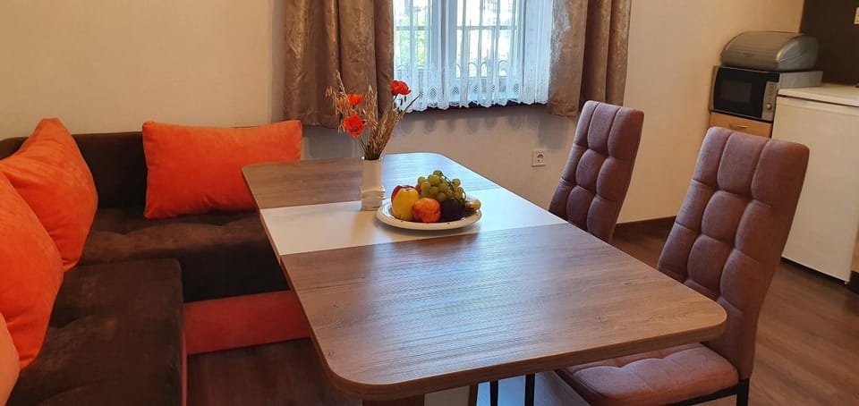 TV and multimedia, Living room, Food and drinks, Dining area