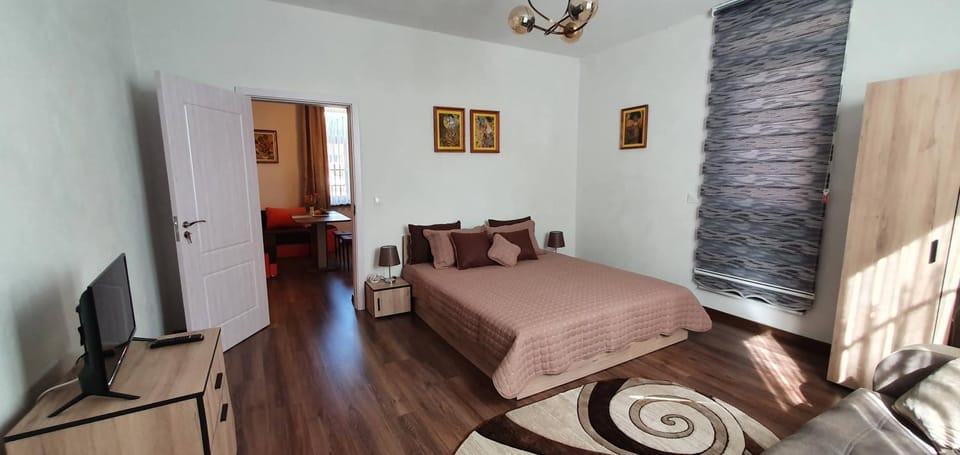 Bed, TV and multimedia, Bedroom