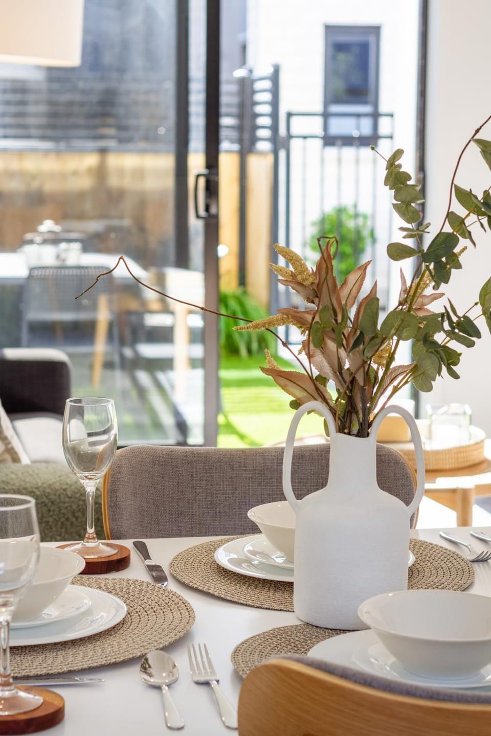 Day, Living room, Decorative detail, Seating area, Dining area, Garden view