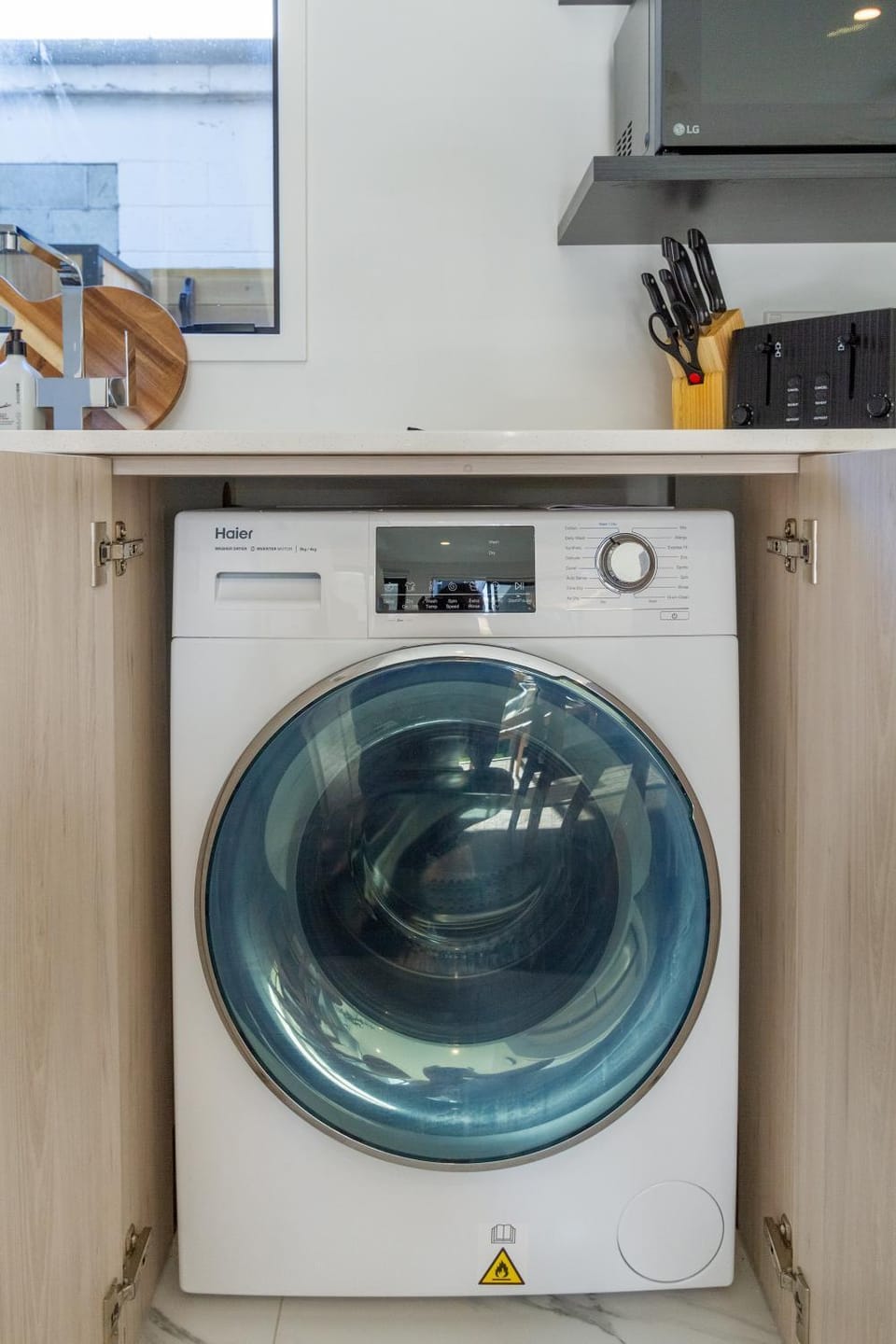 Kitchen or kitchenette, minibar, washing machine, dryer