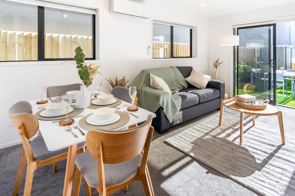 Patio, Living room, Decorative detail, Seating area, Dining area, Garden view, air conditioner