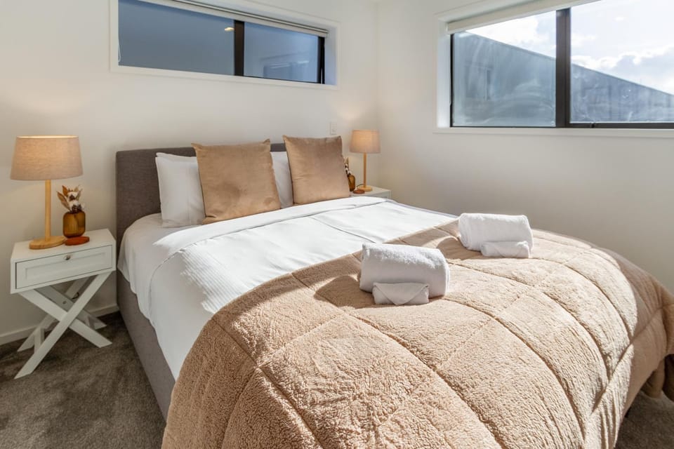 Bed, Photo of the whole room, Decorative detail, Bedroom, towels