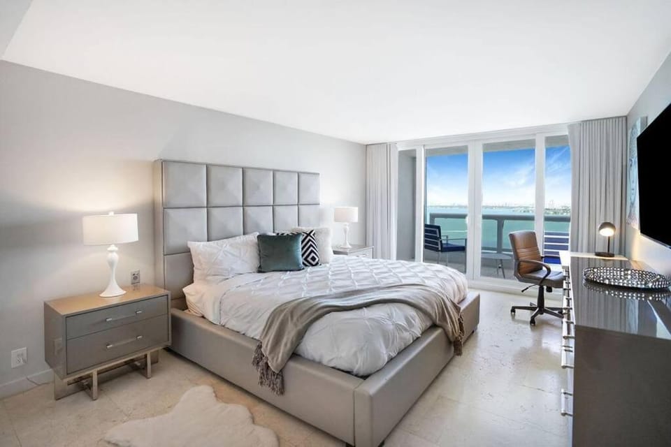 Bed, TV and multimedia, Balcony/Terrace, Photo of the whole room, Bedroom, Sea view, hair dresser, wardrobe