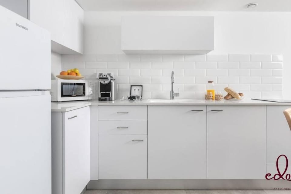 Coffee/tea facilities, Kitchen or kitchenette, stove, toaster