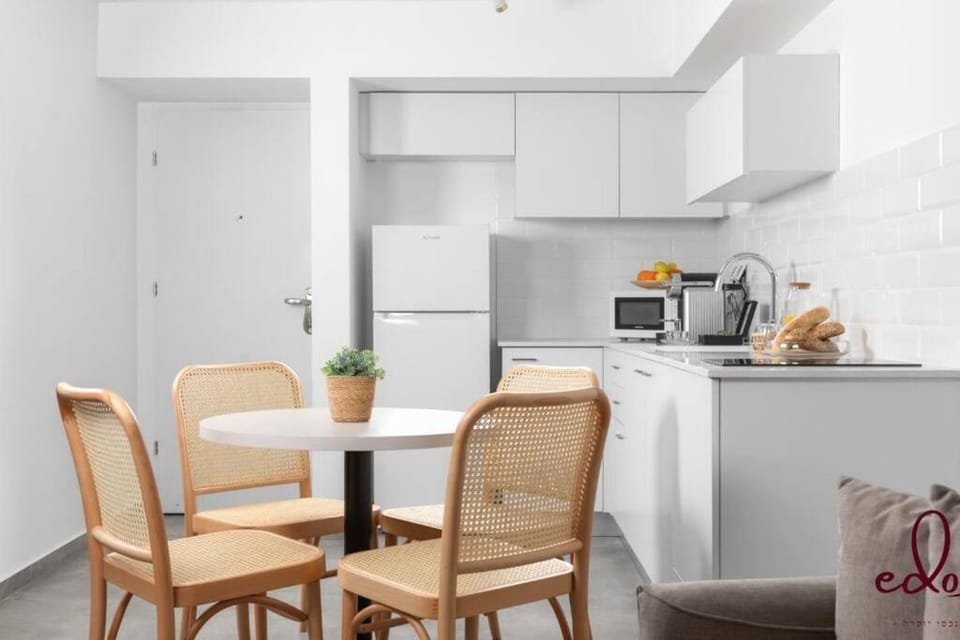 Coffee/tea facilities, Kitchen or kitchenette, Dining area, stove, toaster