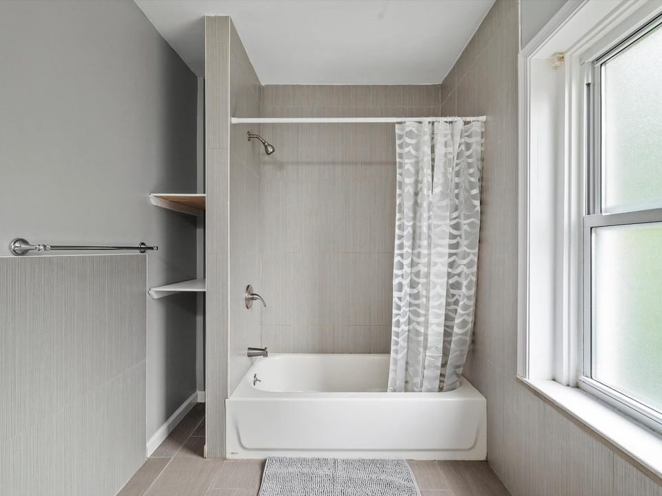 Oakland/University @G Modern and Bright Private Bedroom with Shared Bathroom Vacation rental in Pittsburgh