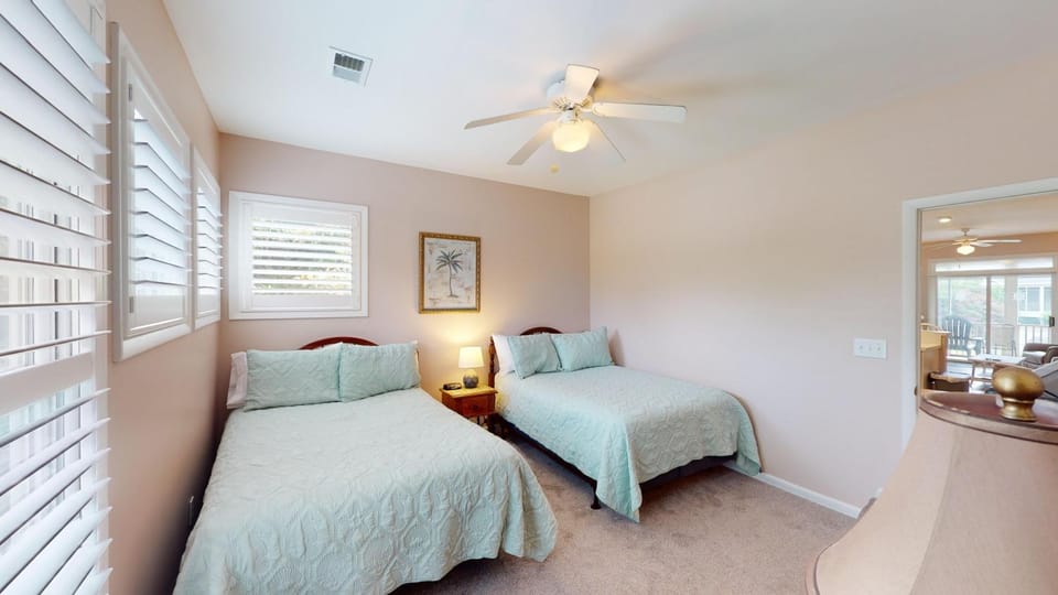 Lakeside Tranquility 2BR Villa Resort Amenities House in South Carolina