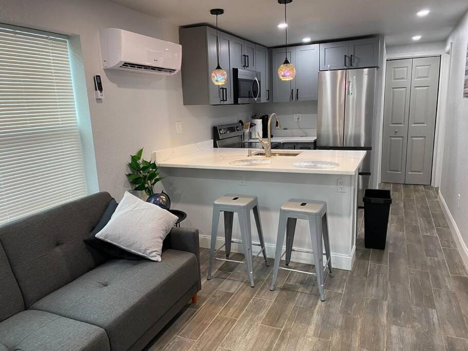 Kitchen or kitchenette, Living room, Seating area, Dining area, minibar