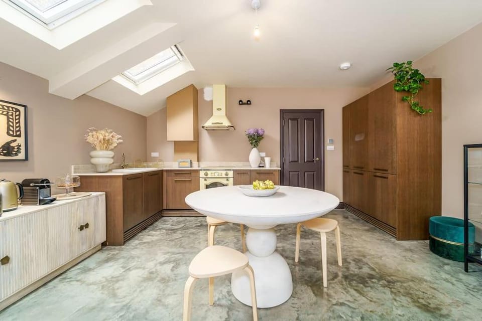 Cozy 2 Bedroom garden flat Apartment in London