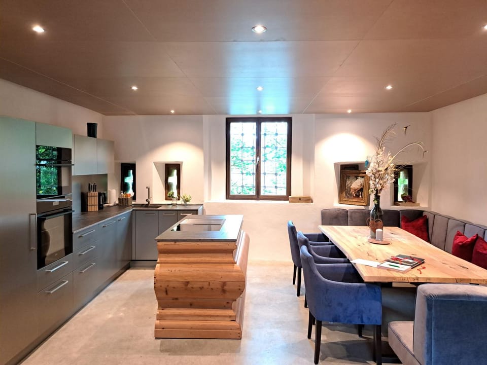 Kitchen or kitchenette, Dining area