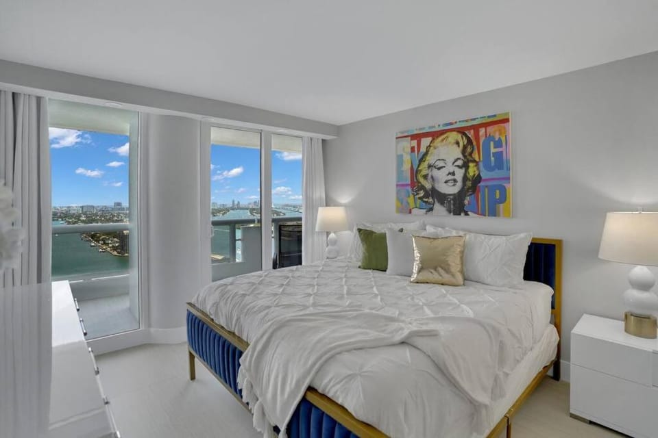Bed, Bathroom, TV and multimedia, Balcony/Terrace, Photo of the whole room, Bedroom, Sea view, wardrobe