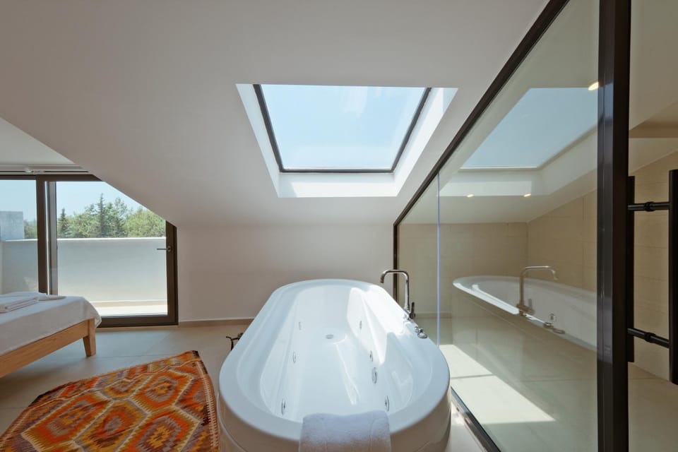 Bed, Hot Tub, Bathroom, Photo of the whole room, Bedroom, Bath, towels