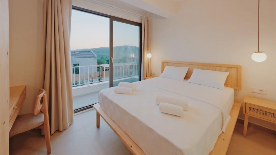 Bed, Natural landscape, View (from property/room), Balcony/Terrace, Photo of the whole room, Bedroom, Mountain view, towels