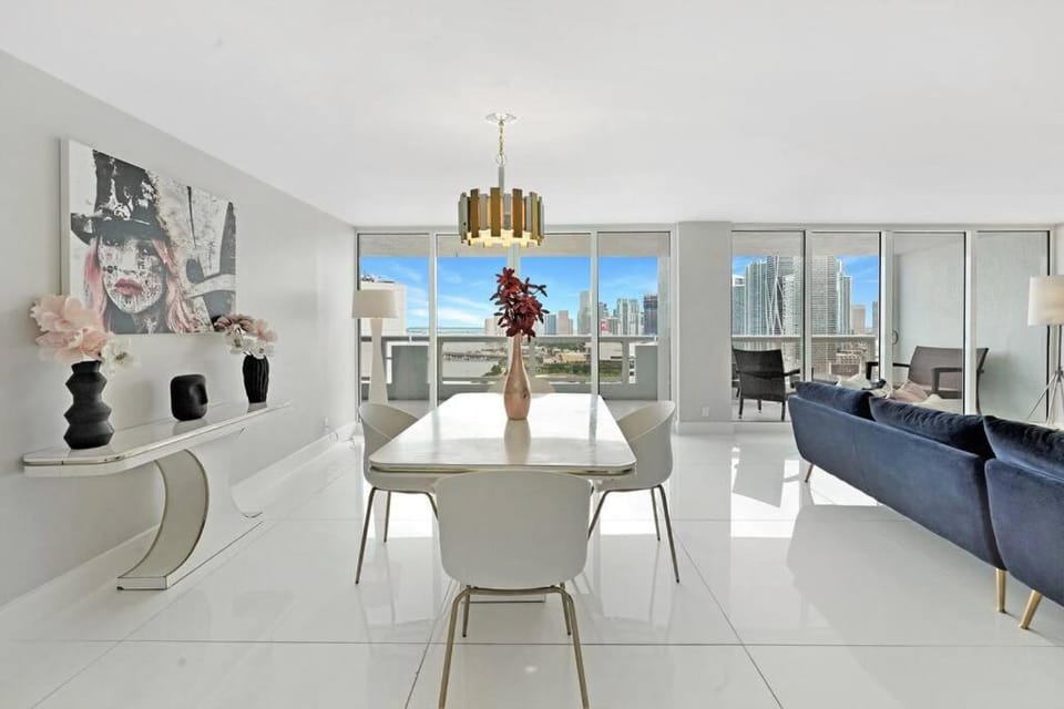 View (from property/room), Balcony/Terrace, Living room, Dining area, City view, Sea view