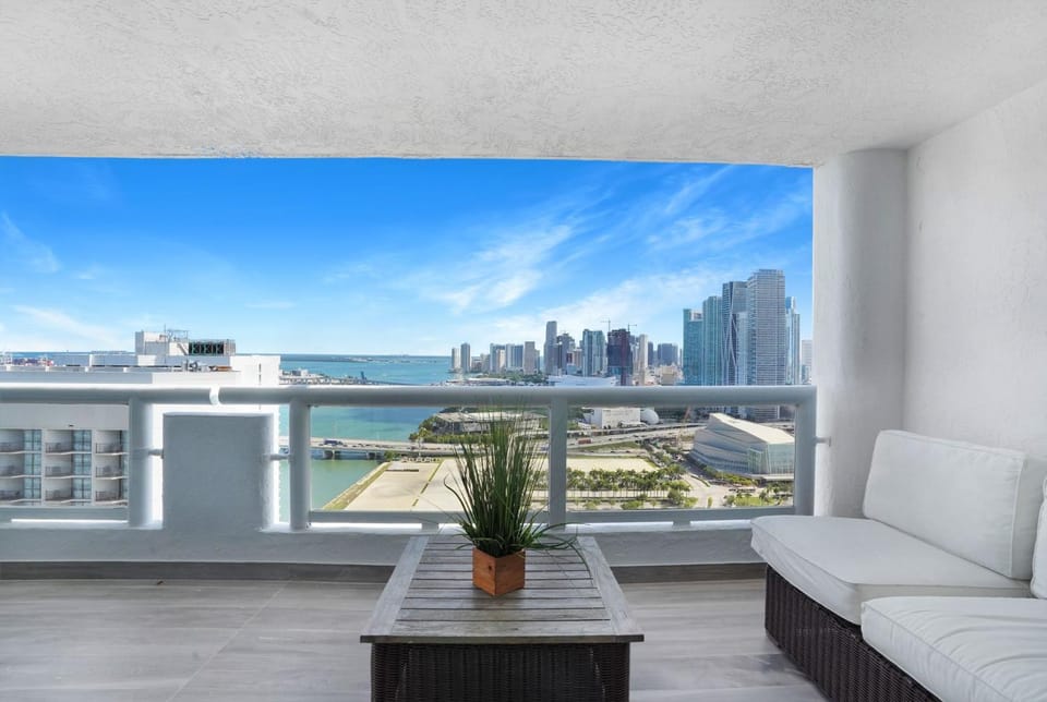 Natural landscape, Balcony/Terrace, City view, Sea view