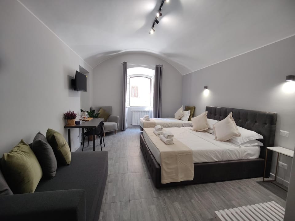 Bed, TV and multimedia, Photo of the whole room, Bedroom