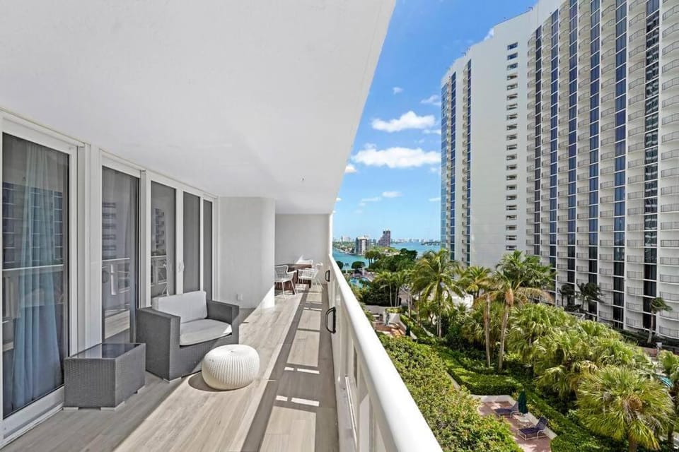 View (from property/room), Balcony/Terrace, City view, Sea view