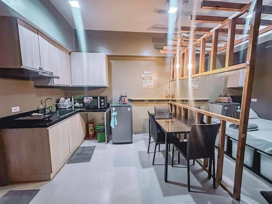 Kitchen or kitchenette, Dining area, minibar