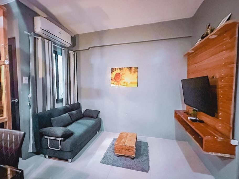 Chillhauz (SM,Ayala,IT,City) W/Pool & WiFi Apartment in Lapu-Lapu City