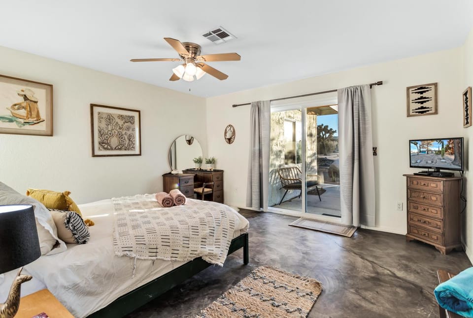 Patio, Bed, TV and multimedia, Photo of the whole room, Bedroom, fireplace