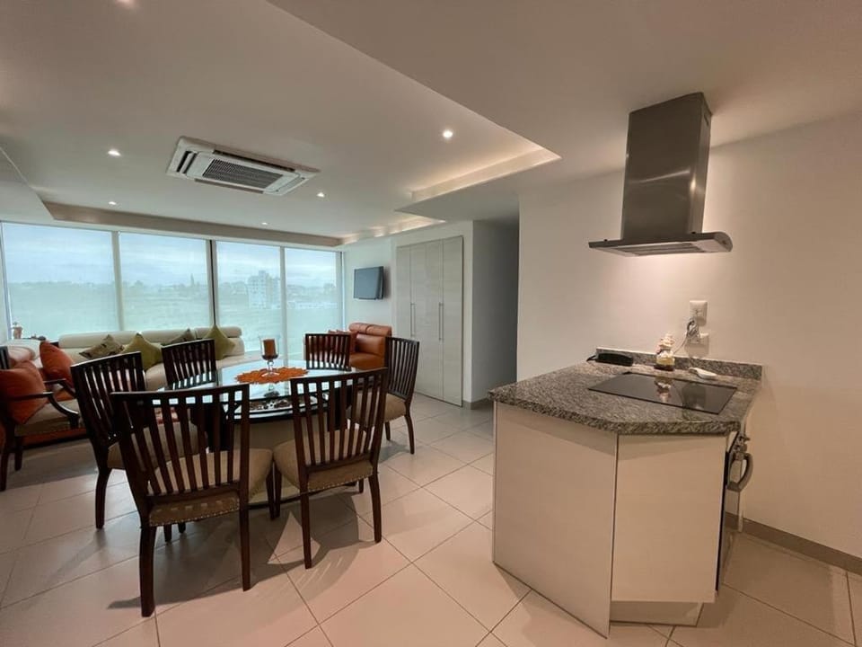 Kitchen or kitchenette, Living room, Seating area, Dining area, minibar, pet friendly, stove, air conditioner