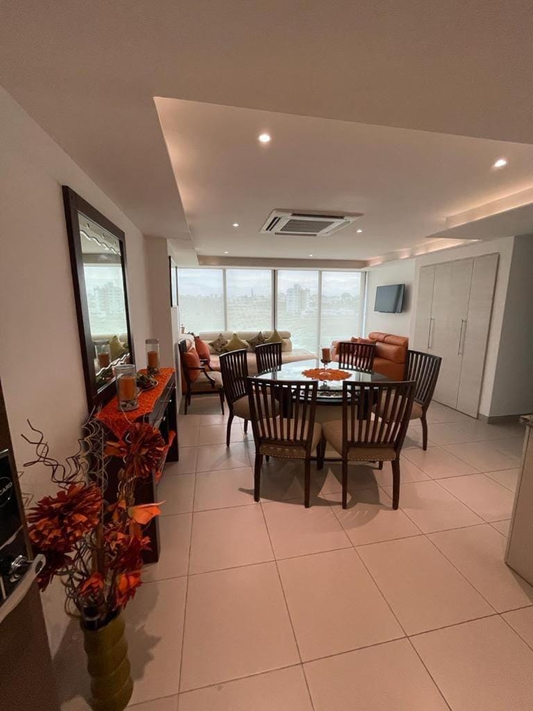 TV and multimedia, Kitchen or kitchenette, Living room, Seating area, Dining area