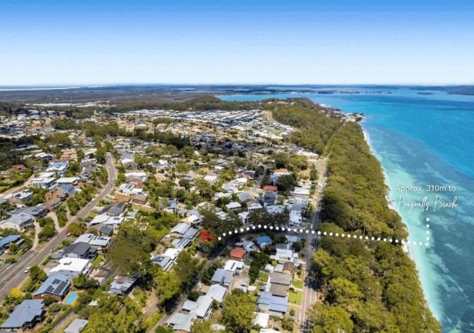 Property building, Nearby landmark, Day, Neighbourhood, Natural landscape, Bird's eye view, Beach, City view, Sea view, Street view