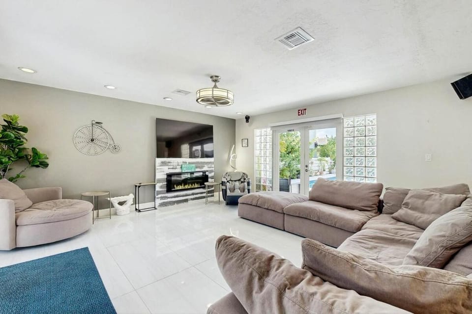 Sunny Oasis House in Hollywood