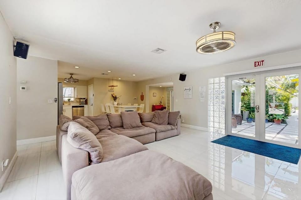 Sunny Oasis House in Hollywood