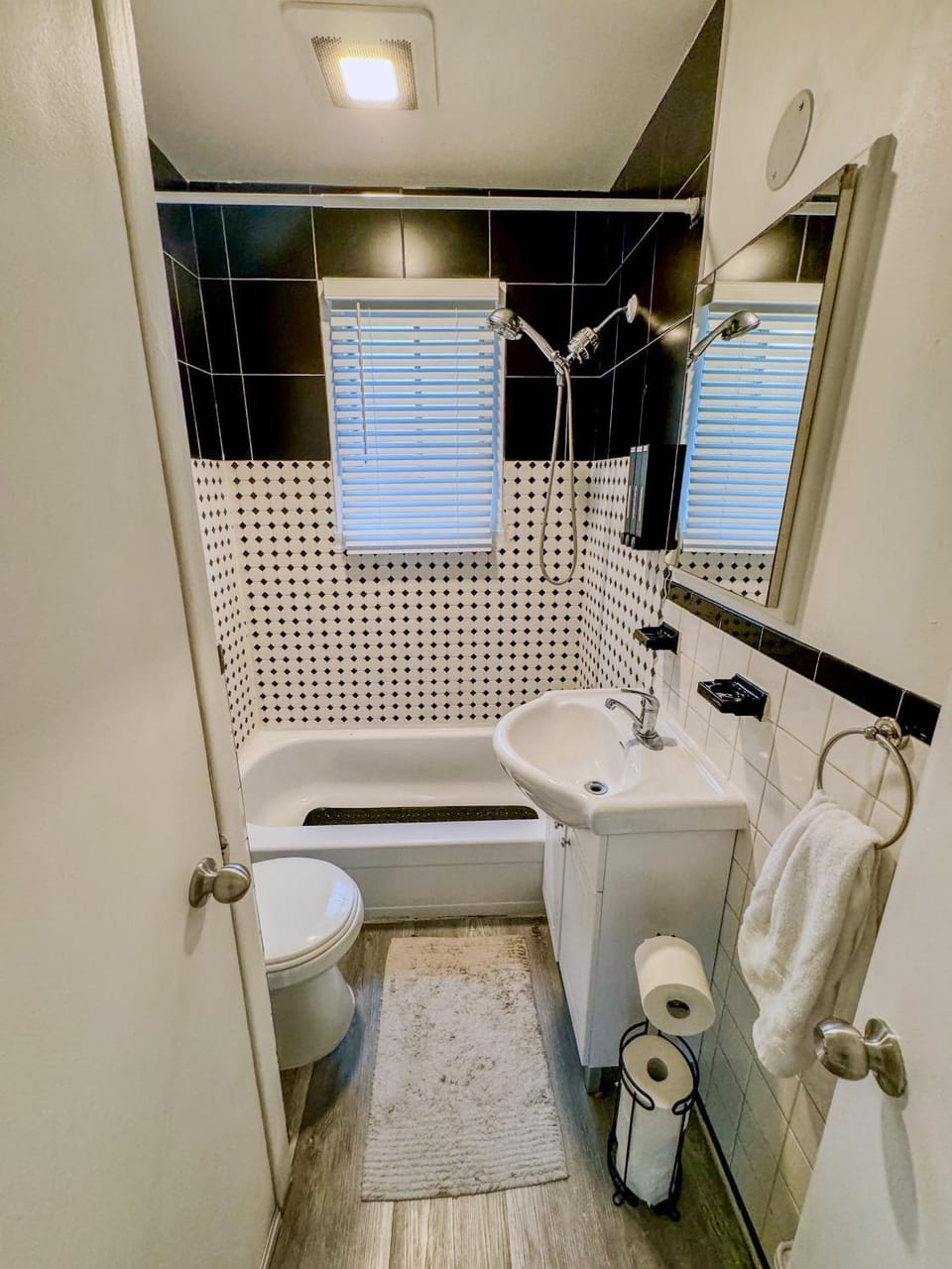 Shower, Toilet, Bathroom, Bath, bidet, towels