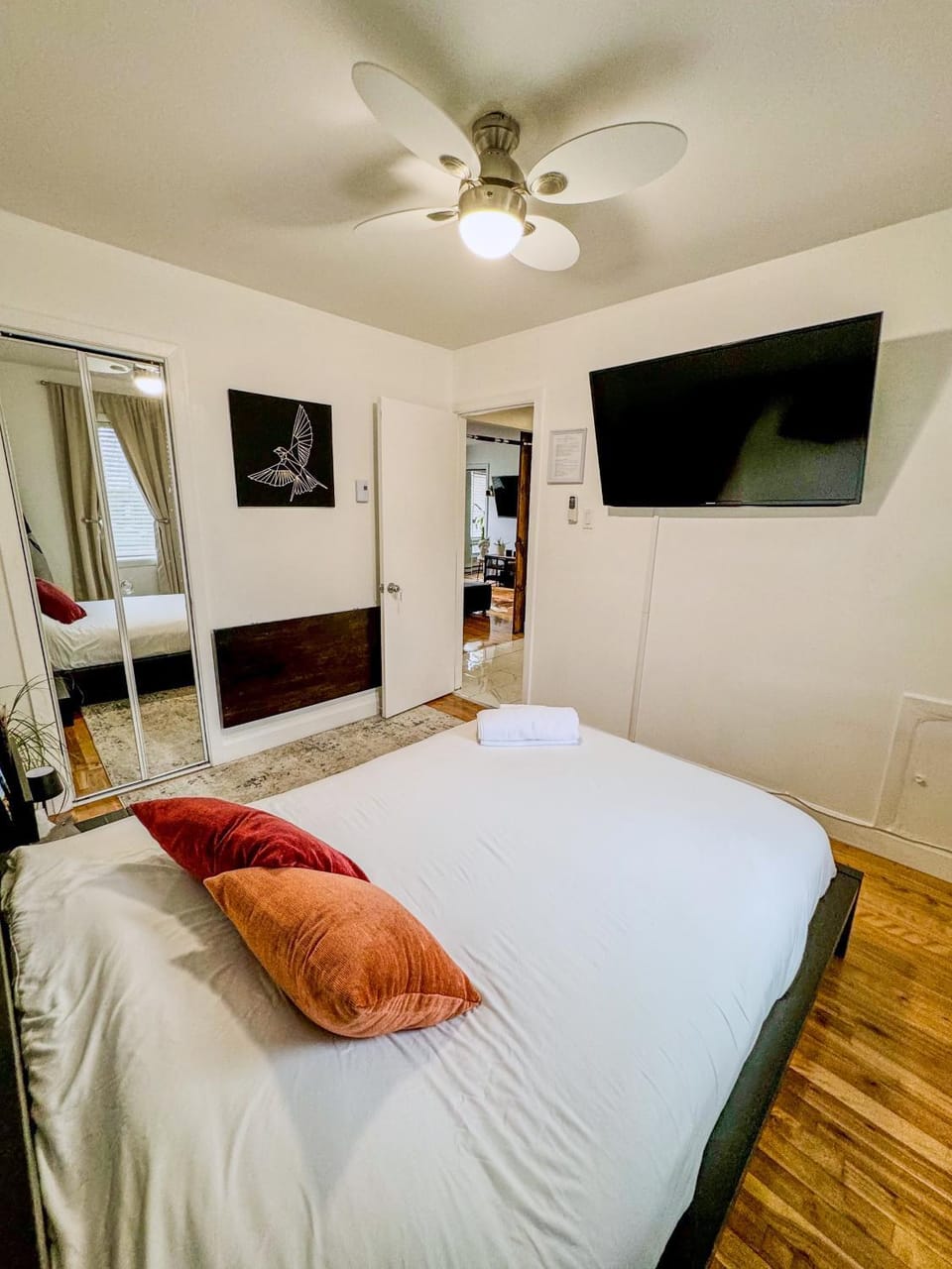 Communal lounge/ TV room, Bed, TV and multimedia, Photo of the whole room, Evening entertainment, Bedroom, fireplace