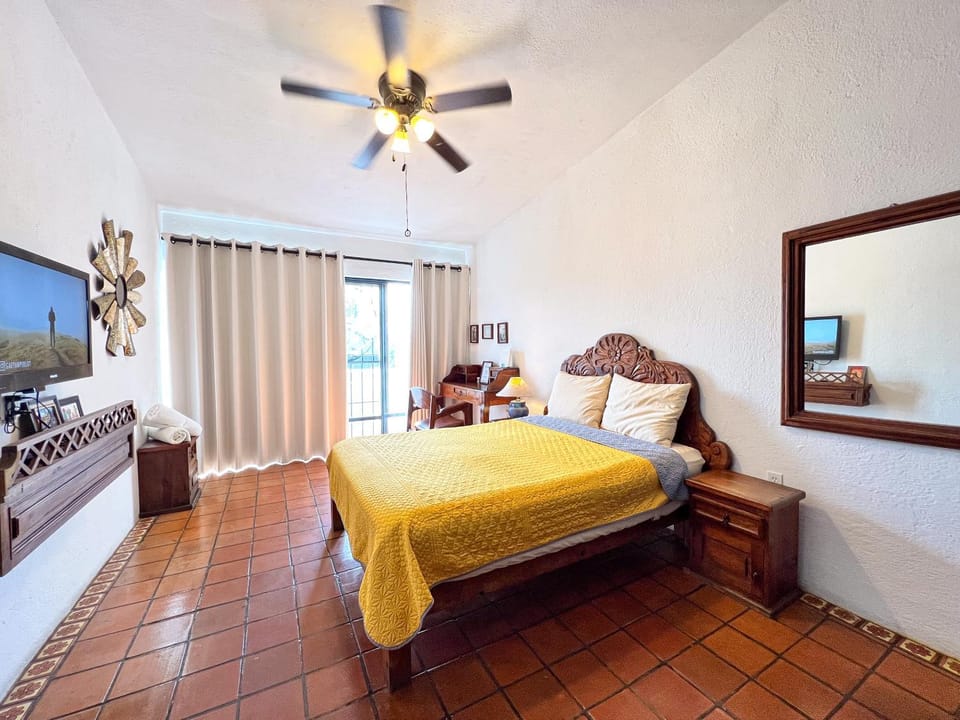Staff, Photo of the whole room, air conditioner