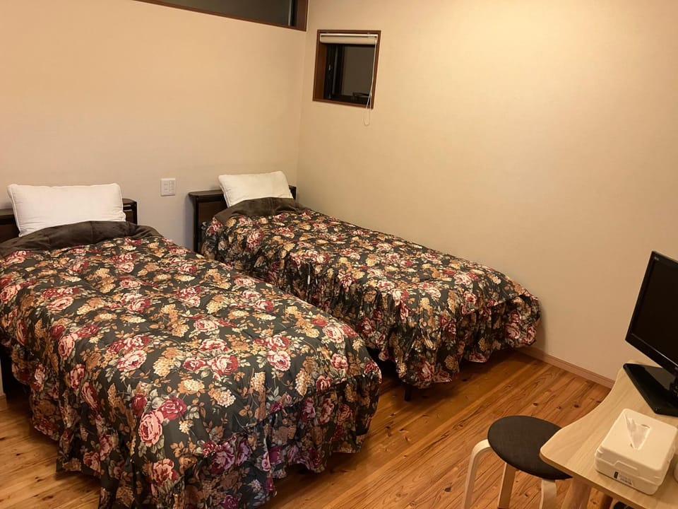 Bed, TV and multimedia, Bedroom