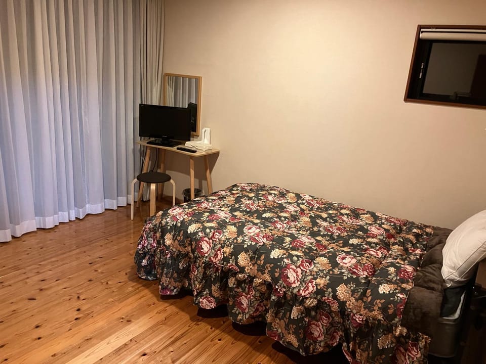 Bed, TV and multimedia, Bedroom