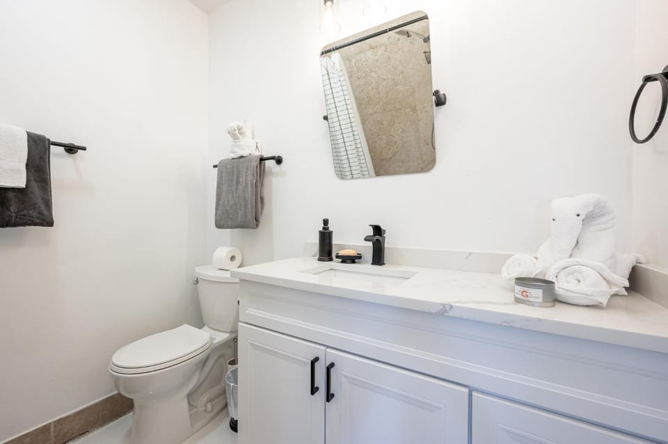 Shower, Toilet, Bathroom, towels