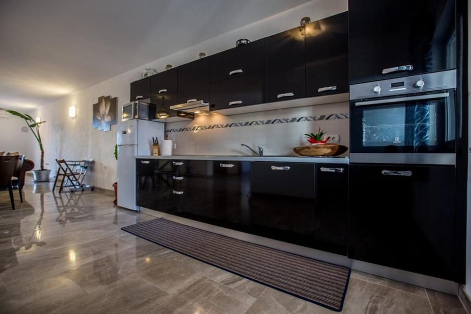 Kitchen or kitchenette, dishwasher, oven, stove