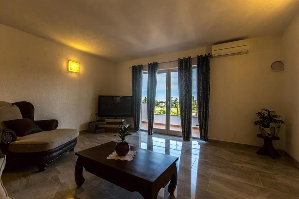 Communal lounge/ TV room, TV and multimedia, Living room, Seating area, air conditioner