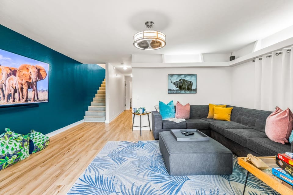 Communal lounge/ TV room, TV and multimedia, Living room, Seating area, Evening entertainment