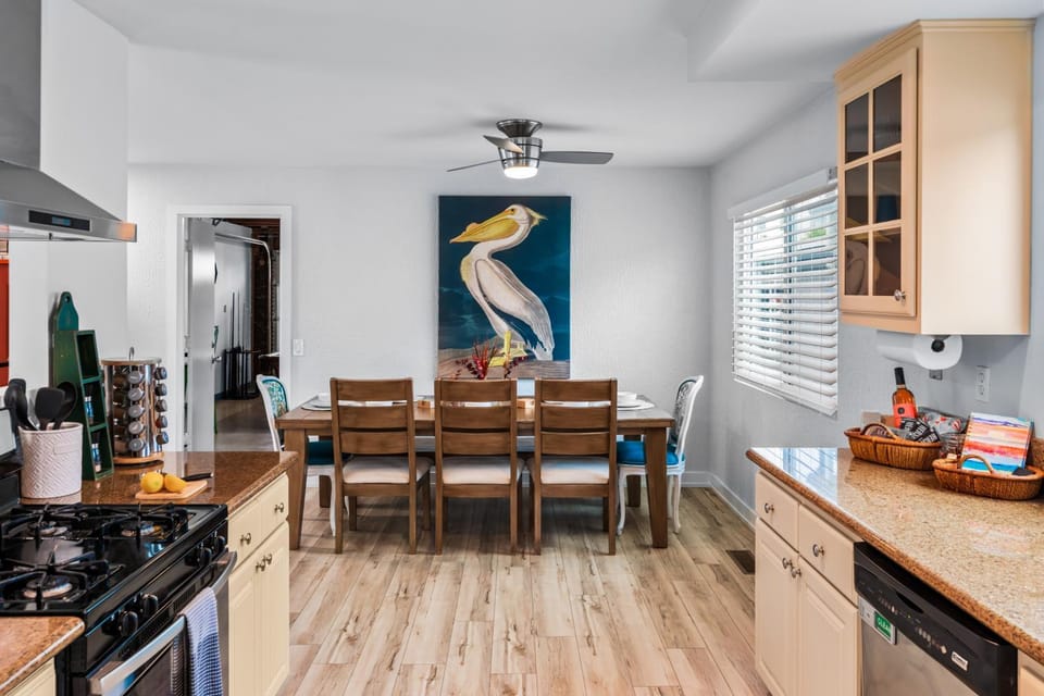 Kitchen or kitchenette, Seating area, Dining area, dishwasher, fireplace, minibar, pet friendly, stove