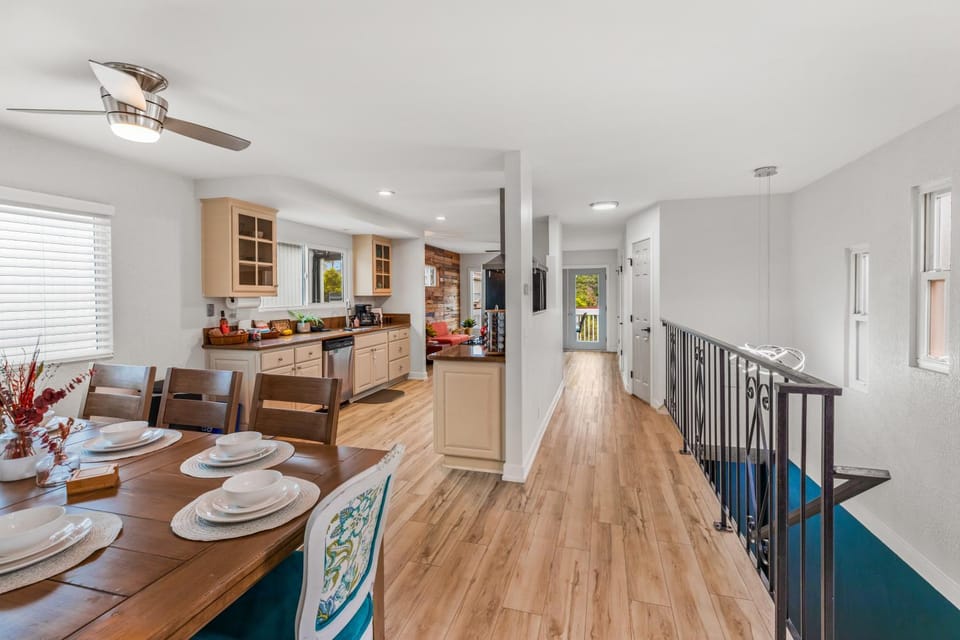 Kitchen or kitchenette, Living room, Seating area, Dining area, minibar